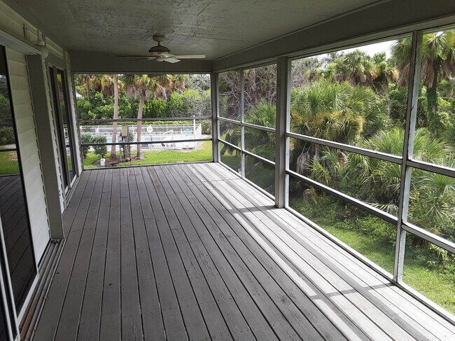 Building Photo - 749 Marthas Ln