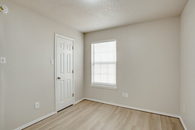 Building Photo - Freshly Updated 3/2/1 in Shadow Hills!