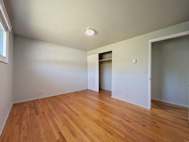 Building Photo - 1117 NW Oak Ave