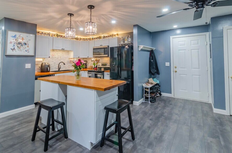 Building Photo - 5 Timberwood Dr