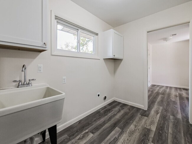 Building Photo - Freshly Updated 3-Bedroom Home in Farmington Hills!