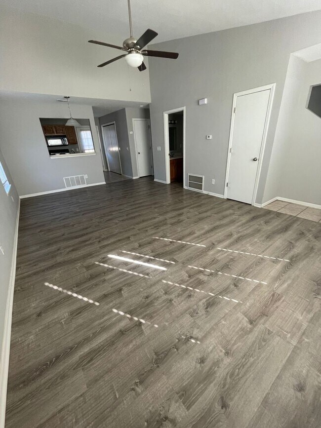 Building Photo - 655-657-657 Country Squire Ct