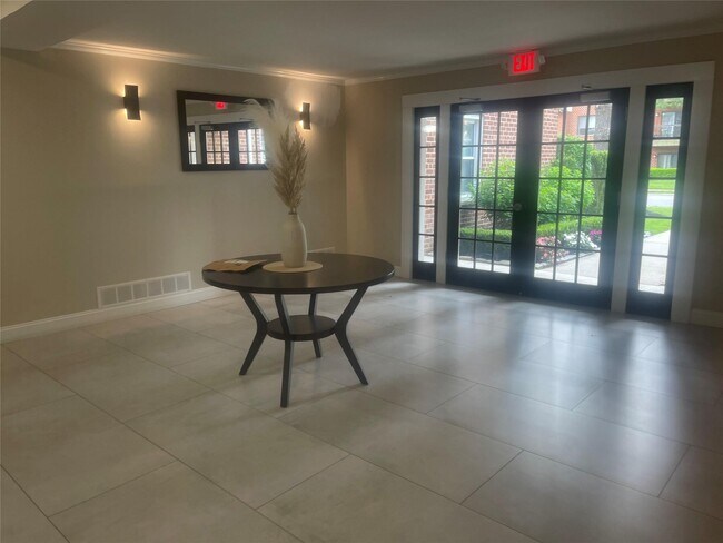 Building Photo - 130 S Park Ave