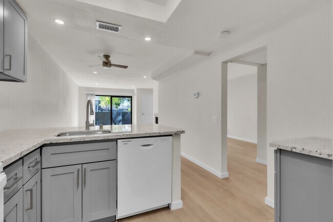 Building Photo - **Completely Remodeled ** 1BR/1BA w/ Private Patio + Garage in Sacramento **