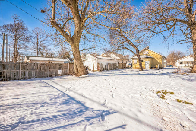 Building Photo - 1132 E Oak St