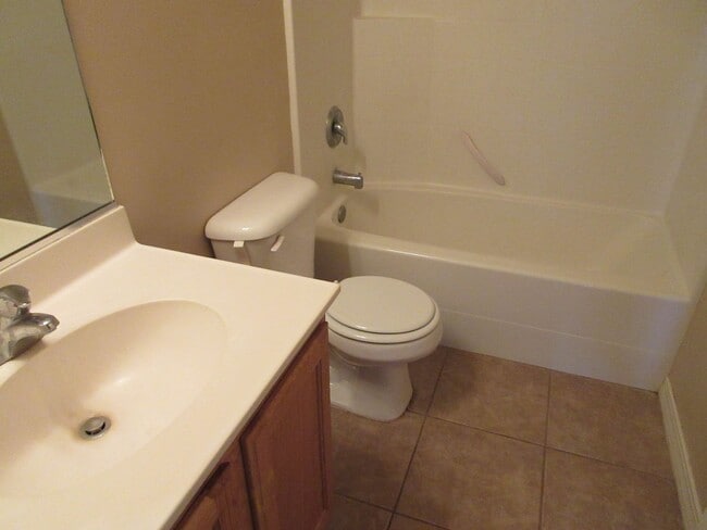 Building Photo - 3 bedroom -2 Bathroom -Twinhome in Lamplight