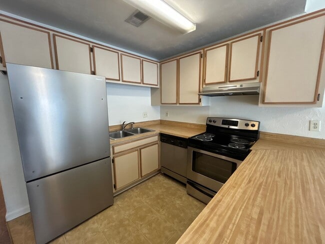 Building Photo - Sun-Filled 2/2 with Stainless Appliances & New Carpet