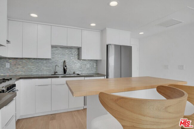 Building Photo - 17350 Sunset Blvd