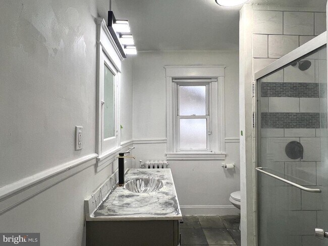 Building Photo - 513 E 19th St
