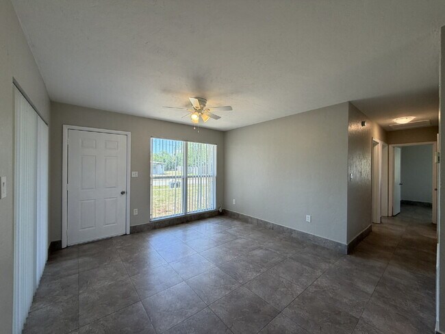 Building Photo - "Charming 3-Bedroom in Port Charlotte – Cozy Comfort Awaits!"