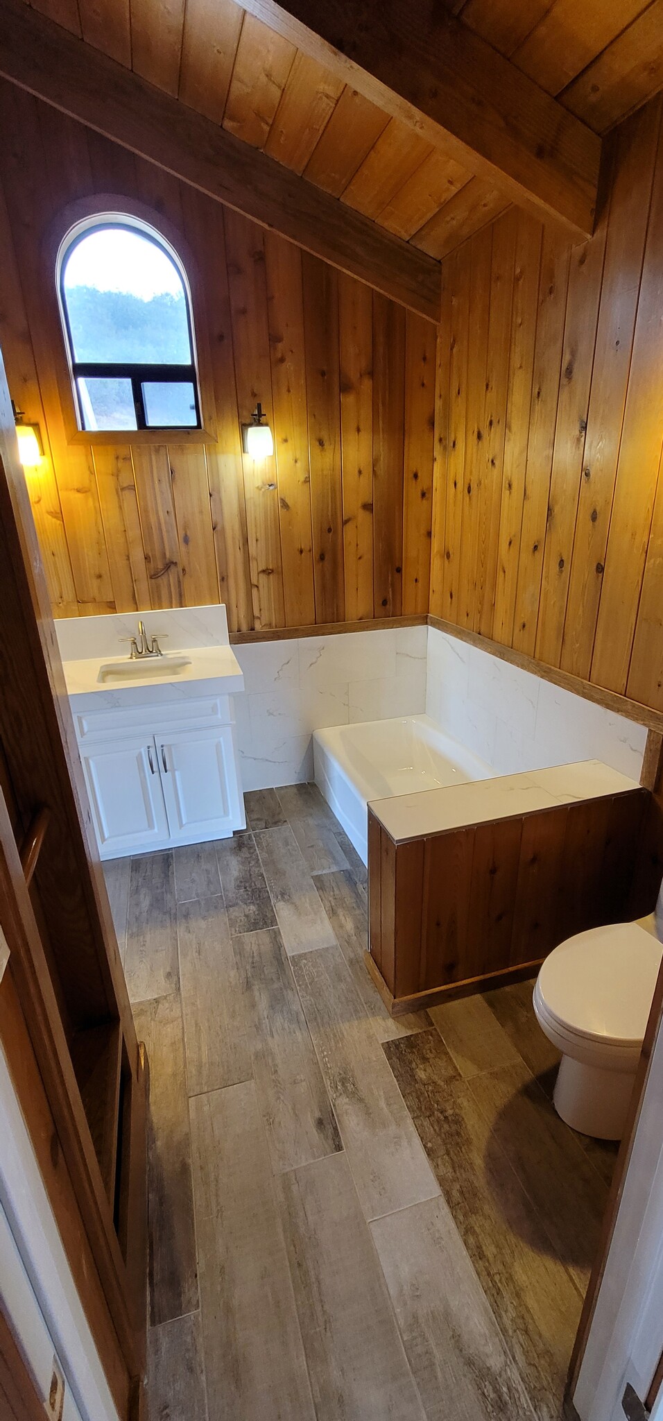 Separate bathtub and shower - 5513 Riggs Rd