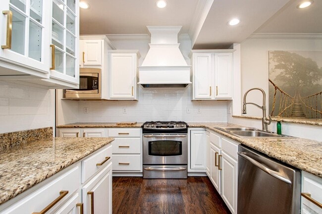 Building Photo - 601 Chenal Woods Dr