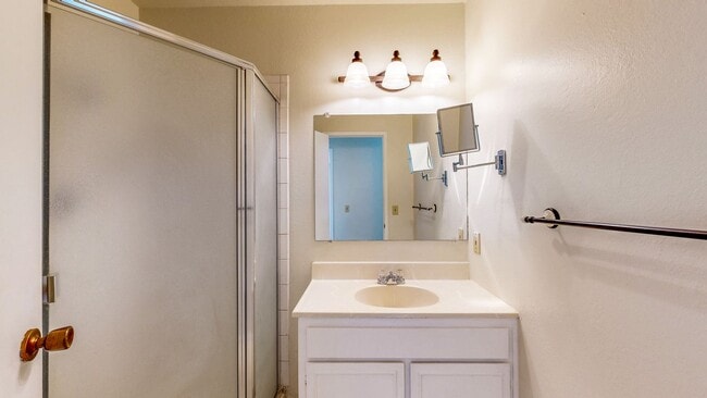 Building Photo - Bright and Beautiful 2 Bedroom 2 Full Bath...