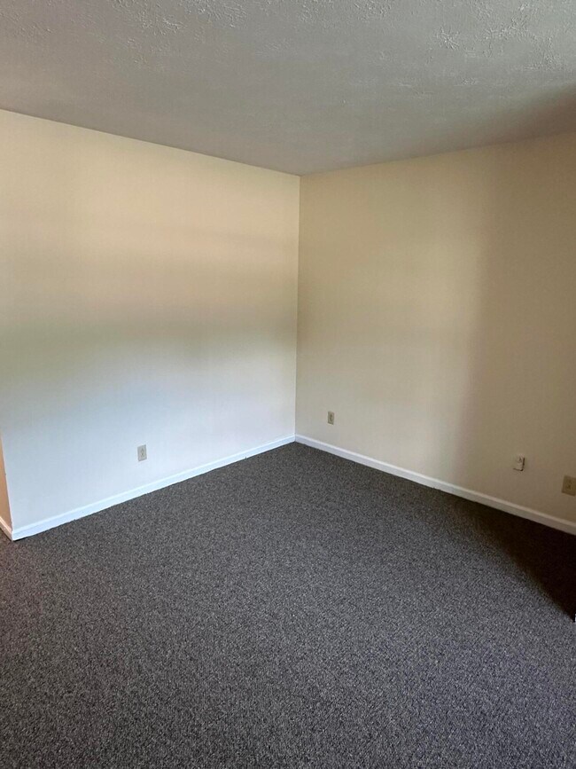 Building Photo - 165 Landings Dr