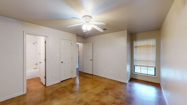 Building Photo - 3 BEDROOM, 2 BATH, 2 CAR GARAGE DUPLEX!!!