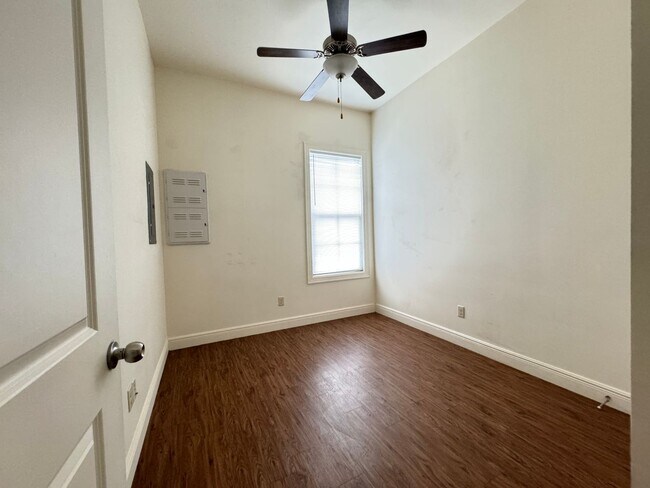 Building Photo - Pine Grove Apartments