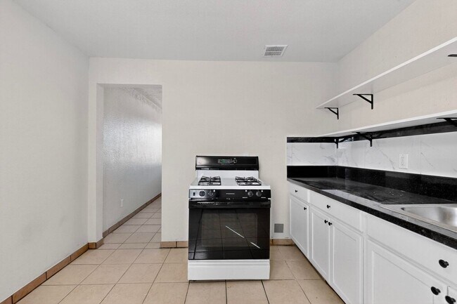 Building Photo - 540 Cardenas Dr SE