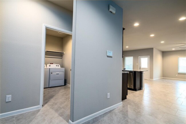 Building Photo - 5502 Pleasant Falls Dr