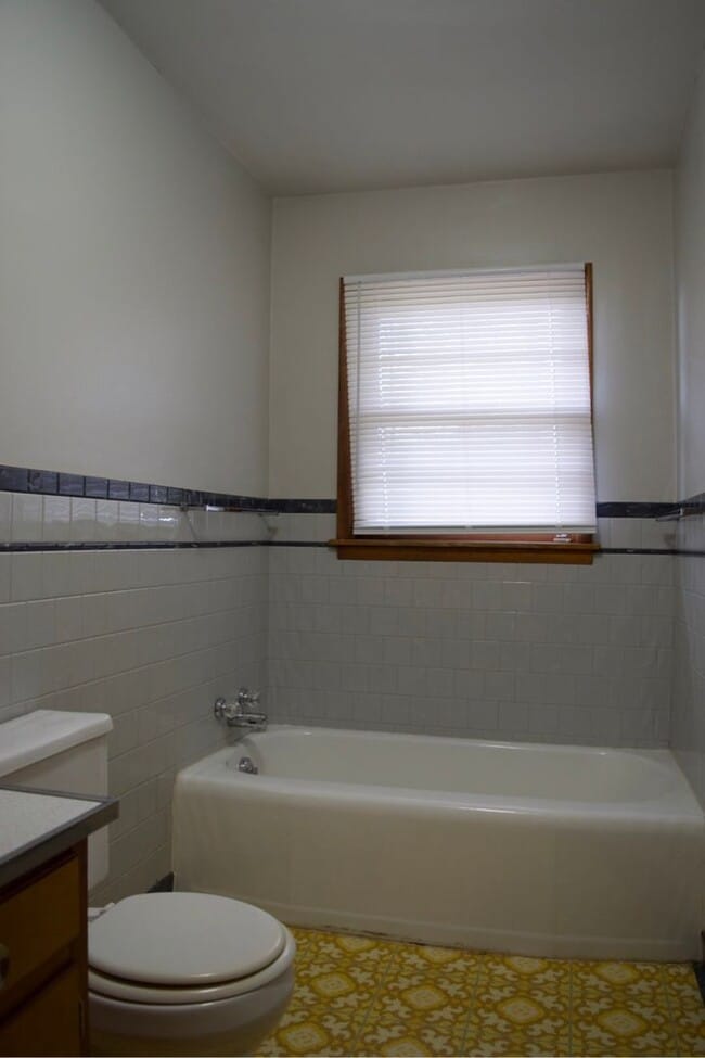 Building Photo - 3 Bedroom House Next To Columbia Regional ...