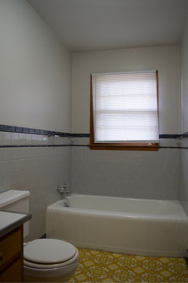 Building Photo - 3 Bedroom House Next To Columbia Regional Airport!