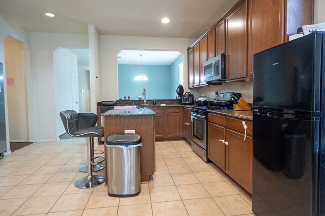 Building Photo - 1414 S Maple Dr