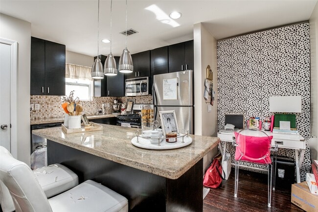 Building Photo - 910 W 9th St