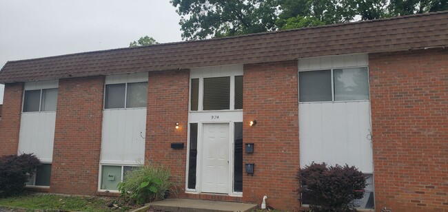 Building Photo - 924 W Texas Ave