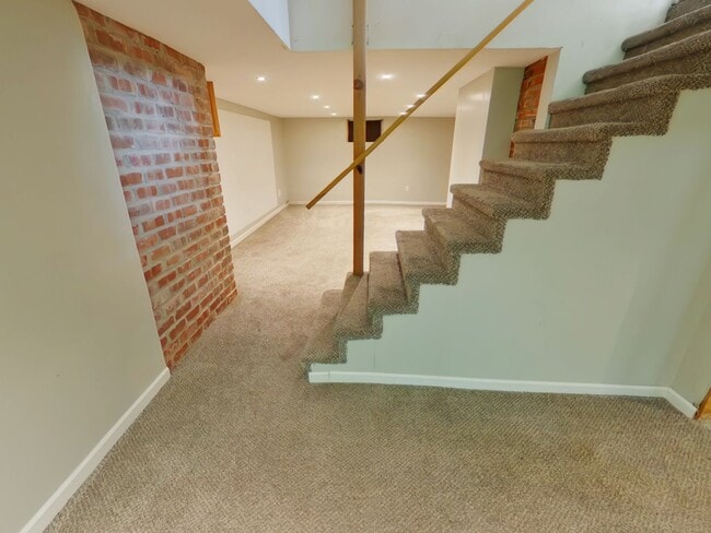 Building Photo - 1027 N Old Manor Rd