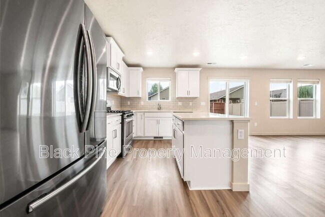 Building Photo - 6049 S Carlburg Ave