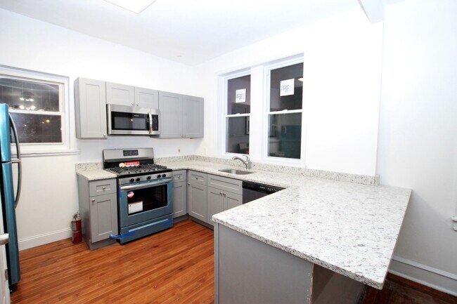 Primary Photo - Large built 2 bed, 1 bath apartment is loc...