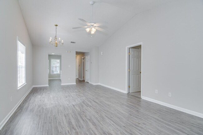 Building Photo - Updated 2 Bed 2 Bath Townhouse