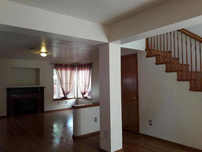 Building Photo - 2215 Sunstone Dr NW