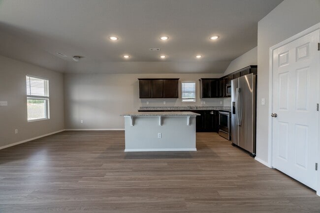 Building Photo - Large 4 Bedroom Home w/3 car Garage and Fe...