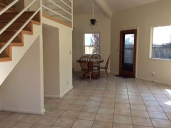 Building Photo - Light-Filled 3bedroom/2bath Near Highway &...