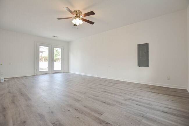 Building Photo - Pet Friendly Three Bedroom!