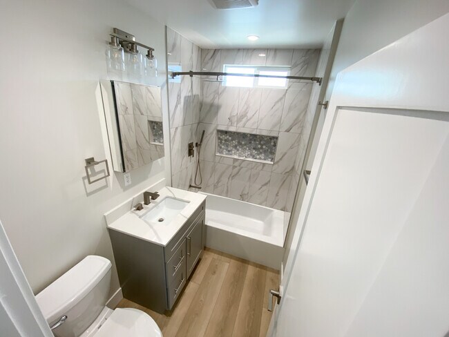 Building Photo - 14859 Chatsworth Dr