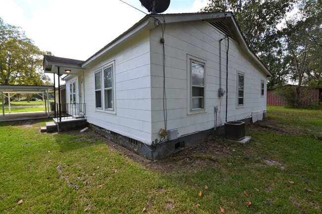 Building Photo - Updated, 3 bedroom, 2 bath home on treed l...