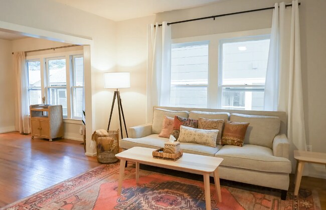 Building Photo - 3 Bed | 1 Bath Near Downtown Tulsa!