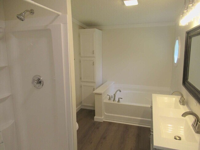 Building Photo - Beautifully Updated Home with Dual Owner S...