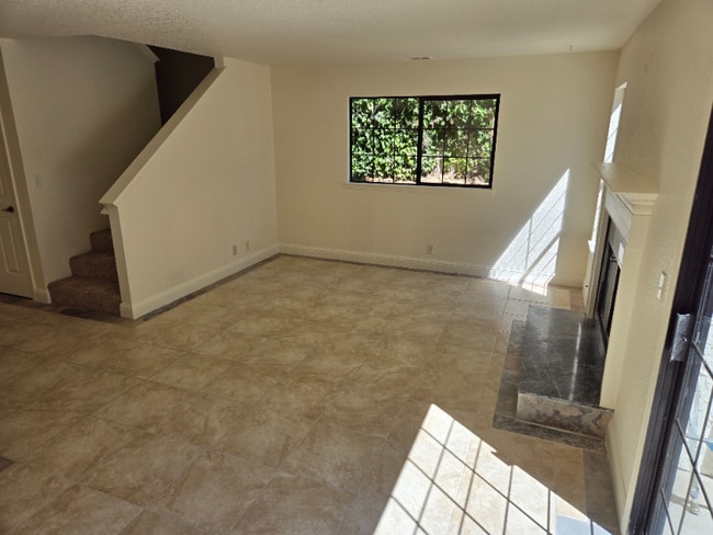 Building Photo - 652 Shady Ln