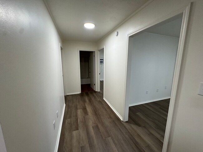 Building Photo - Commanche St Duplex