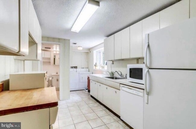 Building Photo - 5885 9th Rd N