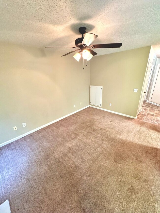 Building Photo - 336 Candlebrook Dr