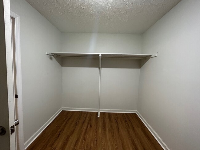 Building Photo - 1080 Lois Ln