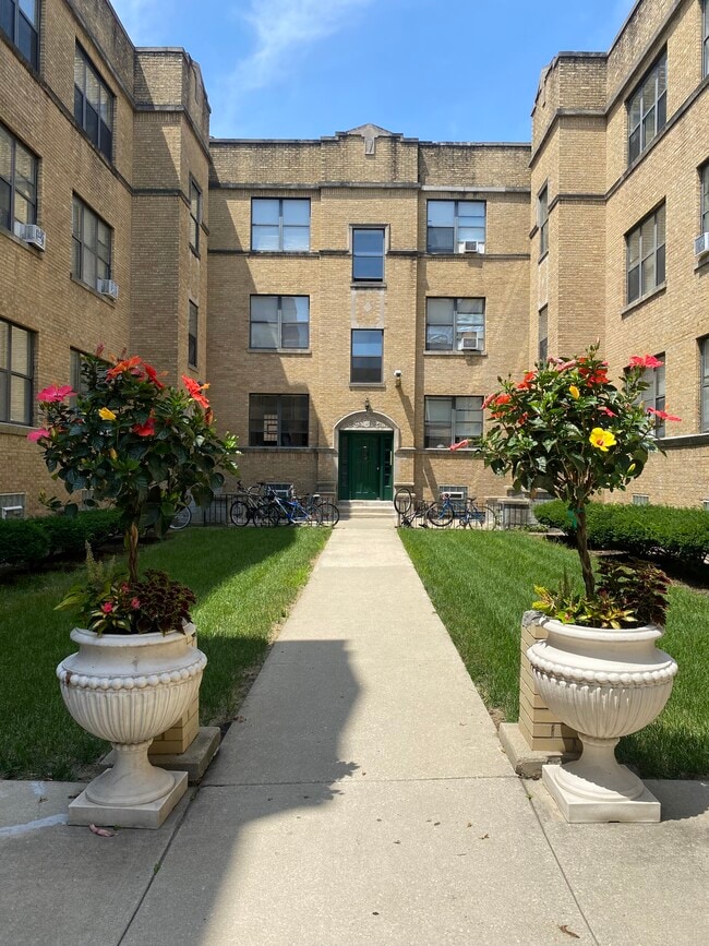 Courtyard - 4930 N Kedzie Ave