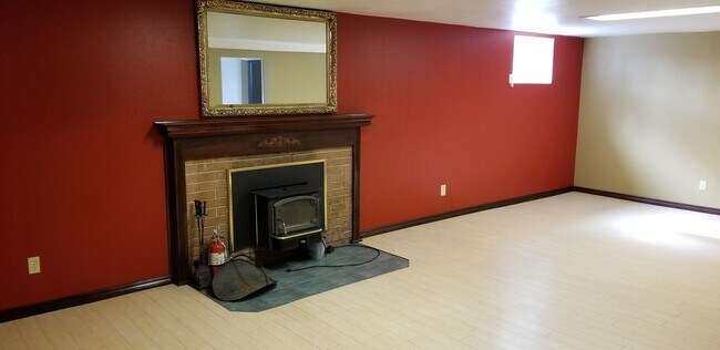 Building Photo - Spacious home on acreage