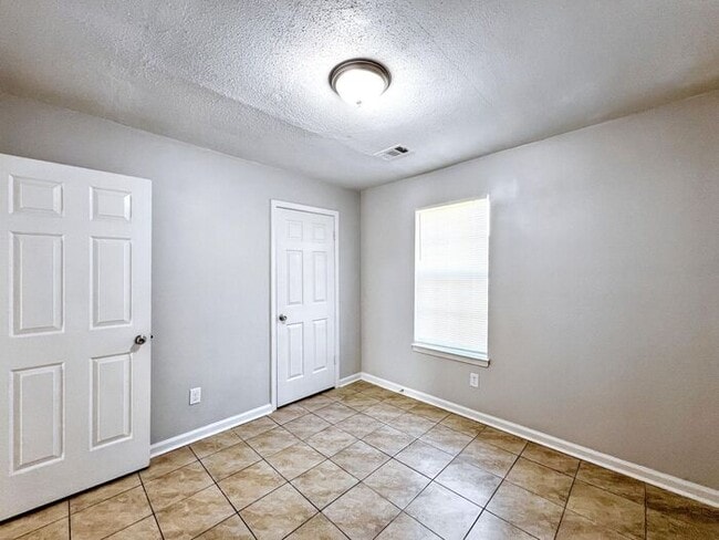 Building Photo - 5880 Waverly Dr