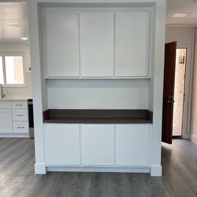 Building Photo - 323 S Broadway