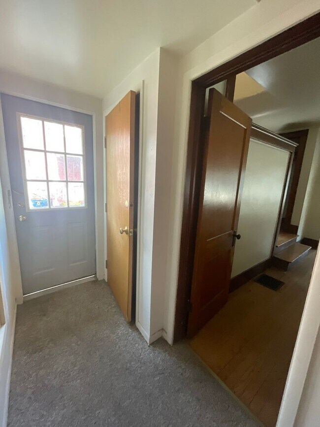 Building Photo - 926 Sylvan Ave