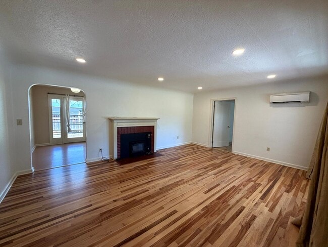 Building Photo - 735 E 23rd Ave